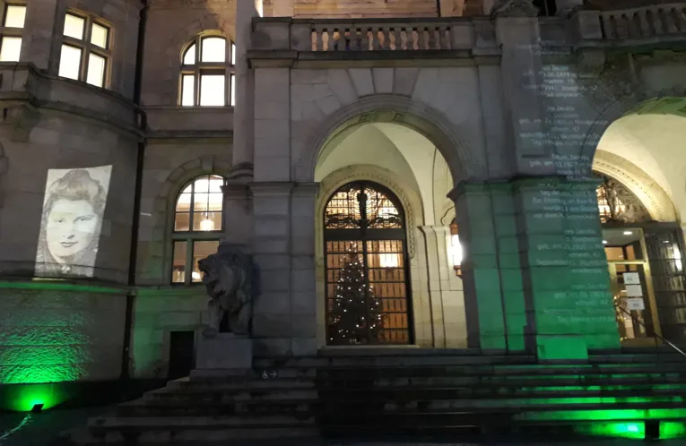 Lichtprojektion "80 Jahre &ndash; 80 Gesichter"